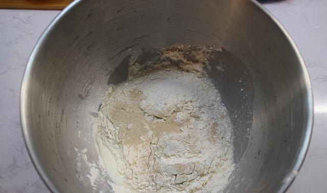 在家自制红豆小面包蓬松暄软柔软拉丝放3天不硬全家都喜欢VR彩票(图4)