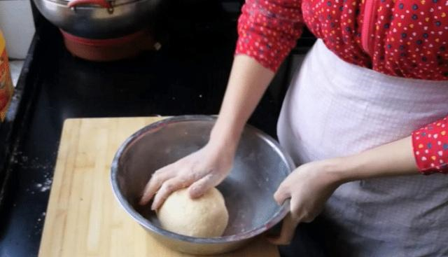 发面别蒸馒头了VR彩票教你自制蜂蜜小面包松软香甜比买的还好吃(图3)