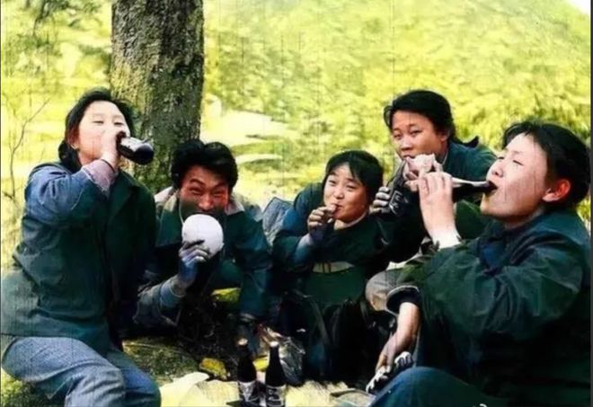 VR彩票1983年青岛1男4女郊游野餐他们吃的不是面包饼干而是白面馒头(图1)