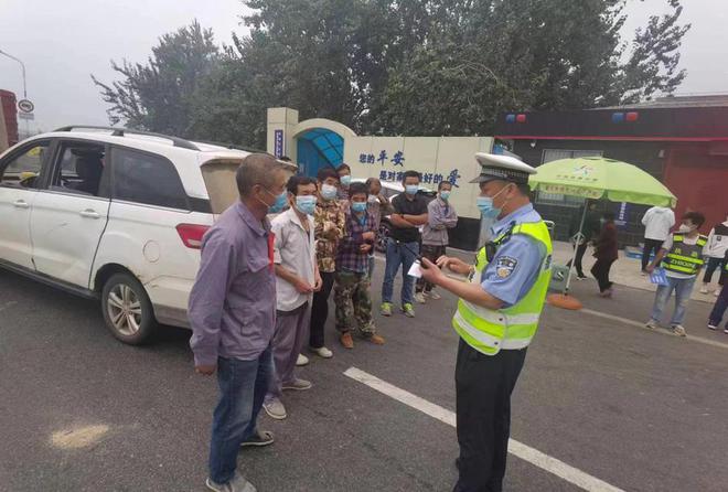 VR彩票男子驾驶面包车路遇警察车速突然慢下来 有啥猫腻？