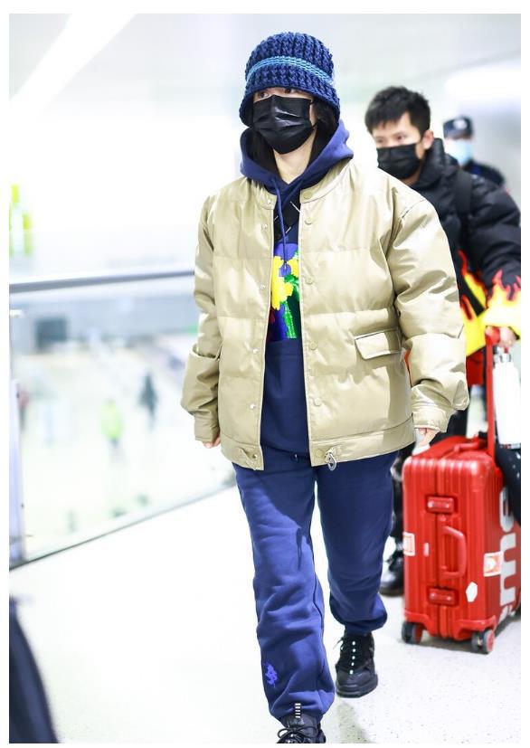 谢娜穿衣品位跳跃式变革身穿面VR彩票包服配蓝色休闲套装显矮又显肿(图1)