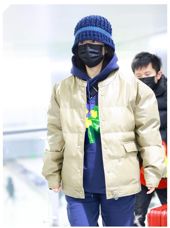 谢娜穿衣品位跳跃式变革身穿面VR彩票包服配蓝色休闲套装显矮又显肿(图2)