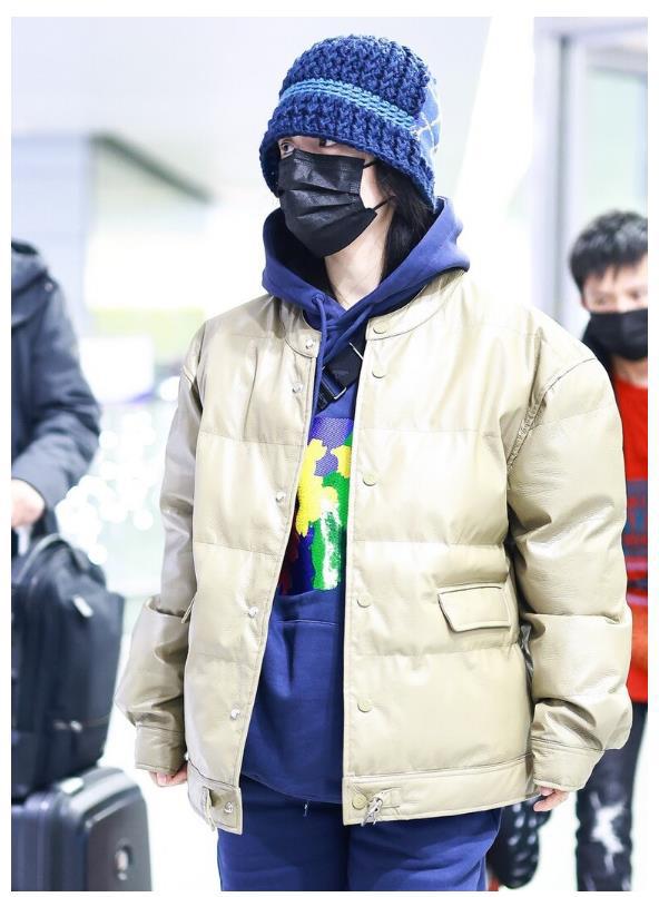 谢娜穿衣品位跳跃式变革身穿面VR彩票包服配蓝色休闲套装显矮又显肿(图3)