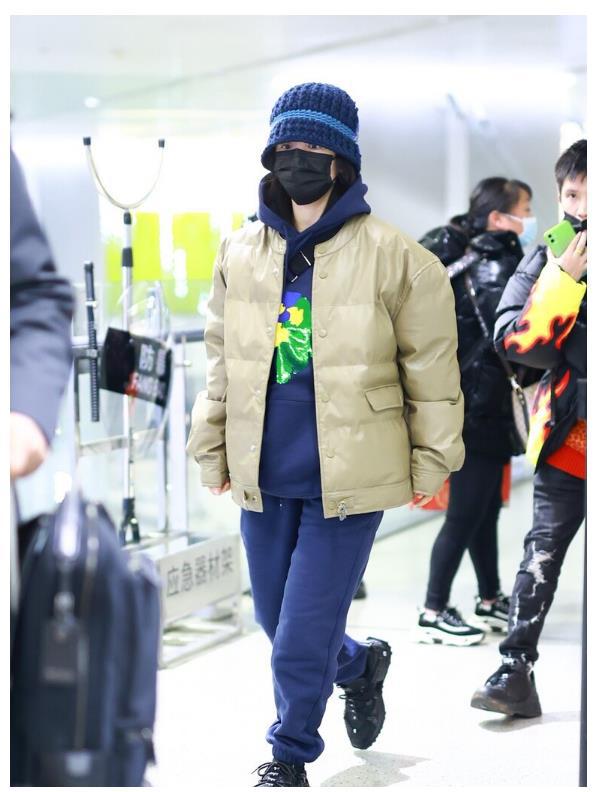 谢娜穿衣品位跳跃式变革身穿面VR彩票包服配蓝色休闲套装显矮又显肿(图4)