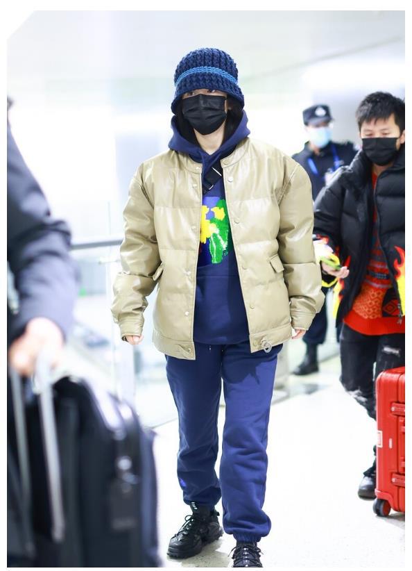 谢娜穿衣品位跳跃式变革身穿面VR彩票包服配蓝色休闲套装显矮又显肿(图5)