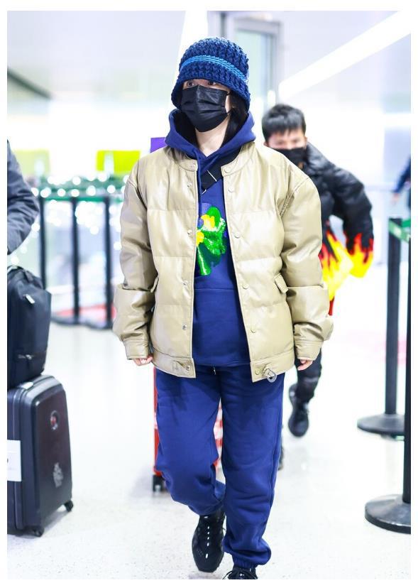 谢娜穿衣品位跳跃式变革身穿面VR彩票包服配蓝色休闲套装显矮又显肿(图6)