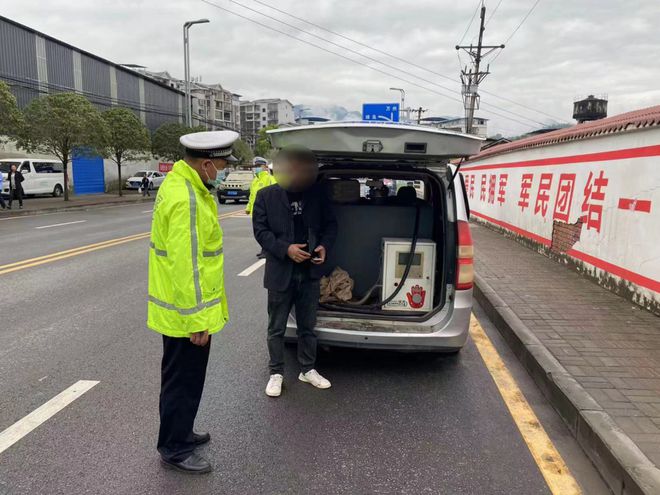 VR彩票一辆面包车被交巡警拦下车内竟装着这样的“金属箱”……