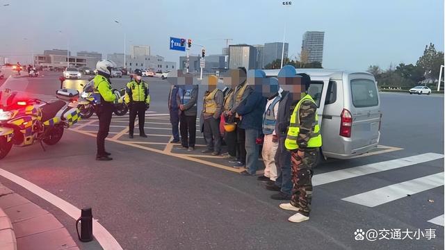 “小面包大胃口”郑州交警连查多辆超员面VR彩票包车