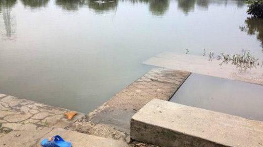 拾荒大娘每天买面包老板偷偷跟去后哭了大娘再买VR彩票面包不收钱(图2)