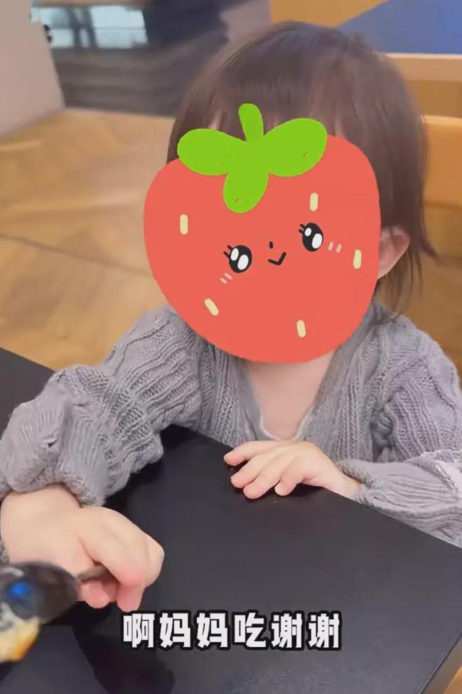 VR彩票王灿晒带娃日常小蛋饺奶声奶气超可爱主动投喂母亲糕点好有爱(图6)