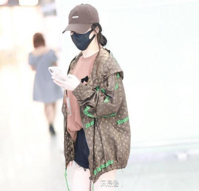 VR彩票“三棱形”的牛仔短裤搭配面包上衣 陈紫函挑战少女路线!(图1)