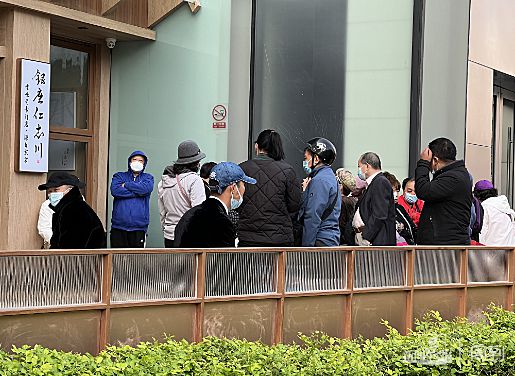 卖98元的面包“一片难求”？黄牛阿姨爷叔都来轧闹猛VR彩票有市民早上6点来排队！(图4)