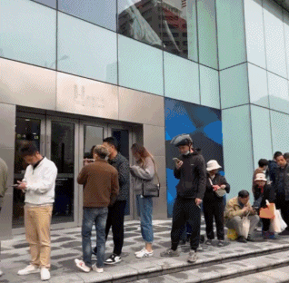 VR彩票排队5小时上海98元一条的吐司遭疯抢黄牛倒手卖300！“这面包是镶金了？”(图2)