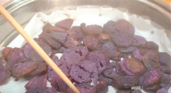 想吃糕点不用VR彩票买 教你快速做紫薯卷 层层起酥 待客倍有面子(图2)