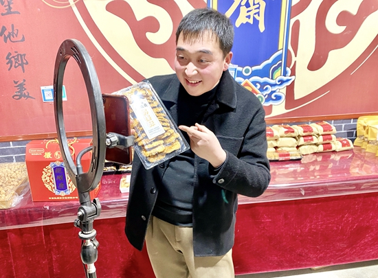 VR彩票陇南大山里的“斜杠青年”