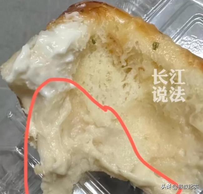 女子吐槽面包吃出生面团被商家踢出群聊 店长：受天气影响 属个别情况VR彩票