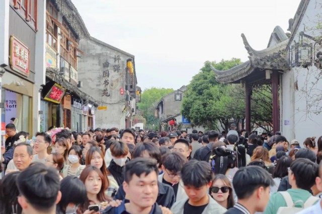 网友：古城来了“1亿”人他VR彩票们到底玩些啥？