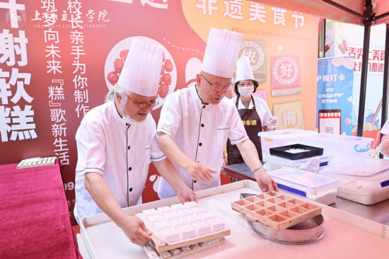 VR彩票非遗文化进校园校长为新生做叶榭软糕(图1)